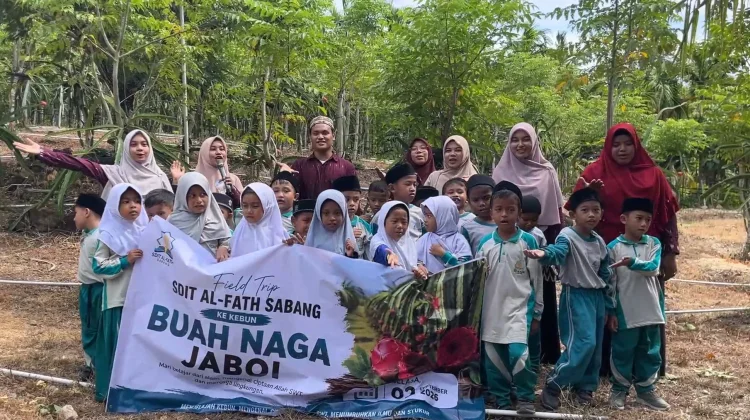 Siswa Sekolah di Sabang Field Trip Edukasi Budidaya Buah Naga