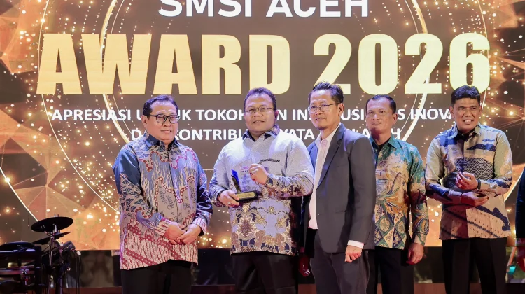 Wali Kota Sabang Terima SMSI Aceh Awards 2026