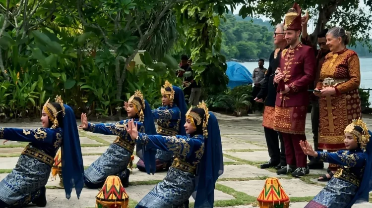 Bule Australia Nikahi Gadis Malaysia di Sabang dengan Adat Aceh