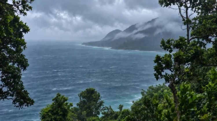 Kabut dan Hujan Hadirkan Suasana Berbeda di Ujung Seuke