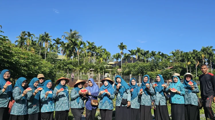 TP PKK Sabang Panen Raya Semangka di Gampong Cot Abeuk