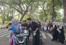 Forum Anak Kota Sabang Bagikan Ratusan Paket Takjil untuk Warga