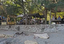 Pantai Anoi Itam Ramai Diserbu Wisatawan, Pedagang Raup Omzet Jutaan per Hari