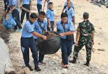 Jelang HUT ke-80 TNI AU, Personel Lanud MUS dan Satrad 101 Gelar Aksi Bersih Pantai