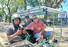 Turis Asing Keliling Naik Becak, Takjub Lihat Wisata Sabang