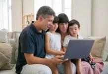 Menanamkan Adab Digital, Pendidikan Utama Dimulai dari Rumah