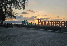Menikmati Panorama Sunset di Pantai Paradiso