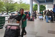 Di Usia Senja, Muhammad Tetap Memanggul Harapan di Pelabuhan Balohan