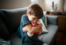 Tenangkan dengan Pelukan, Tips Hadapi Tantrum Anak Autis
