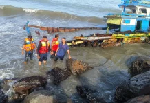 Ribuan Tabung LPG Hanyut usai Kapal Dihantam Gelombang di Kuala Aceh
