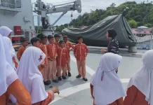 KRI Semarang-594 Kenalkan Dunia Maritim kepada Pelajar Sabang