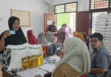 Beras dan Minyak Goreng Disalurkan, Ratusan KPM di Balohan Terima Bantuan Pangan