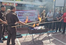 Kejari Sabang Musnahkan Barang Bukti Sabu dan Kasus Judi