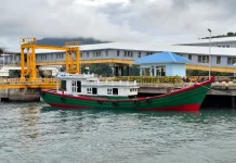 Kapal Kayu Angkut LPG Bongkar Muat di tengah Ramainya Arus Wisatawan ke Sabang
