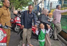 Hari Pertama Sekolah, Ayah Dampingi Anak ke Sekolah