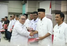 Kesbangpol Sabang Bagikan 490 Bendera Sambut HUT ke-81 RI
