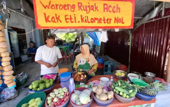 Rujak Aceh di Kilometer Nol Laris Manis Diserbu Wisatawan