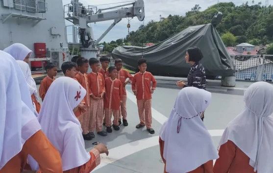 KRI Semarang-594 Kenalkan Dunia Maritim kepada Pelajar Sabang
