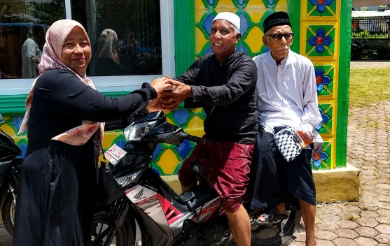 Ratusan Paket Jumat Berkah Dibagikan untuk Jamaah di Sabang