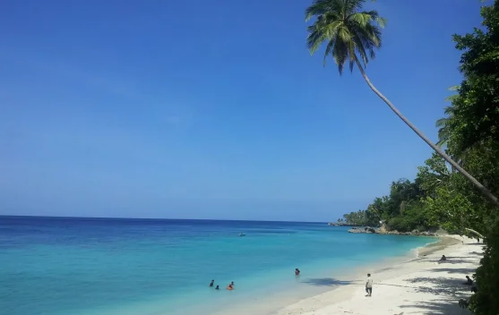 Pesona Pantai Sabang dan Tantangan Menjaga Kenyamanan Wisatawan