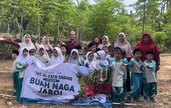 Siswa Sekolah di Sabang Field Trip Edukasi Budidaya Buah Naga