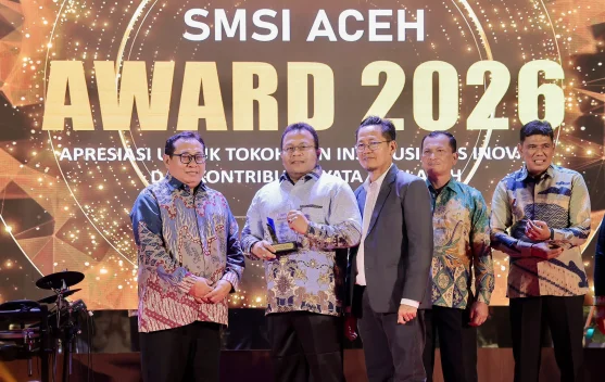 Wali Kota Sabang Terima SMSI Aceh Awards 2026