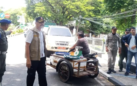Satpol PP dan WH Tertibkan Lapak PKL