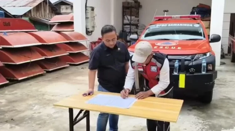BPBD Samarinda Serahkan Perahu Fiber untuk Penanganan Banjir Kelurahan