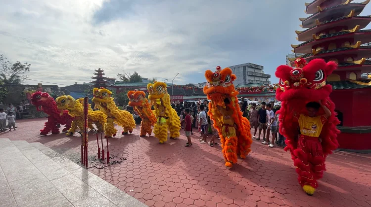 Atraksi Barongsai Setya Dharma Pukau Pengunjung Klenteng Balikpapan