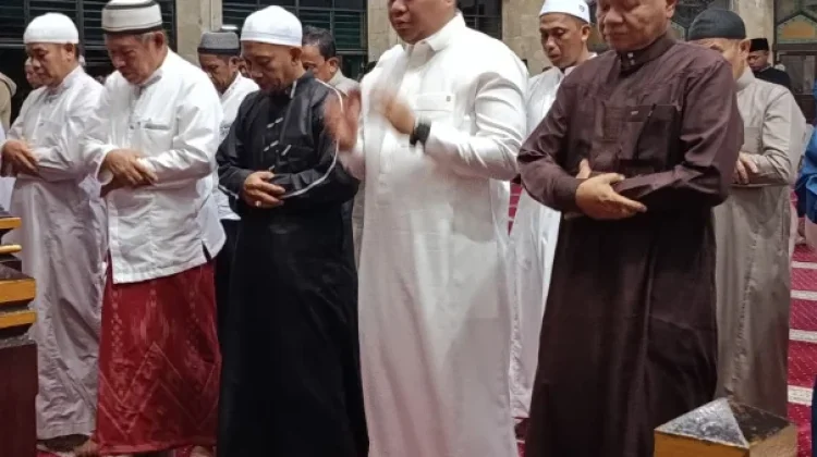 Bupati Kukar Salat Tarawih Perdana di Masjid Agung Tenggarong