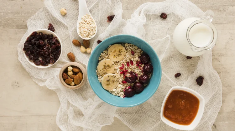 Menu Sahur Sehat Oatmeal dan Smoothie Kurma
