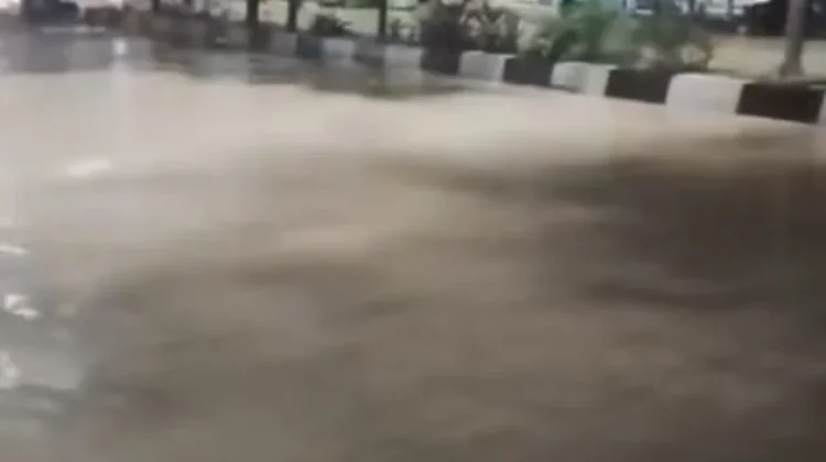 Hujan Deras Guyur Samarinda Jalan Tergenang Banjir