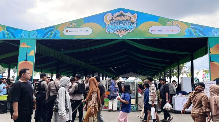Pasar Ramadan GOR Segiri Diserbu Warga