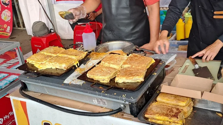 Martabak Bakar Jadi Jajanan Favorit di Pasar Ramadan GOR Segiri Samarinda