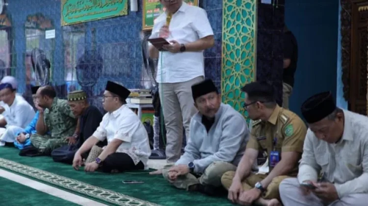 Safari Ramadan di Tabang, Bupati Kukar Salurkan Bantuan