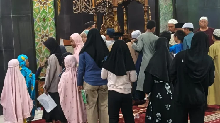 Siswa SD Samarinda Antusias Kumpulkan Tanda Tangan Imam