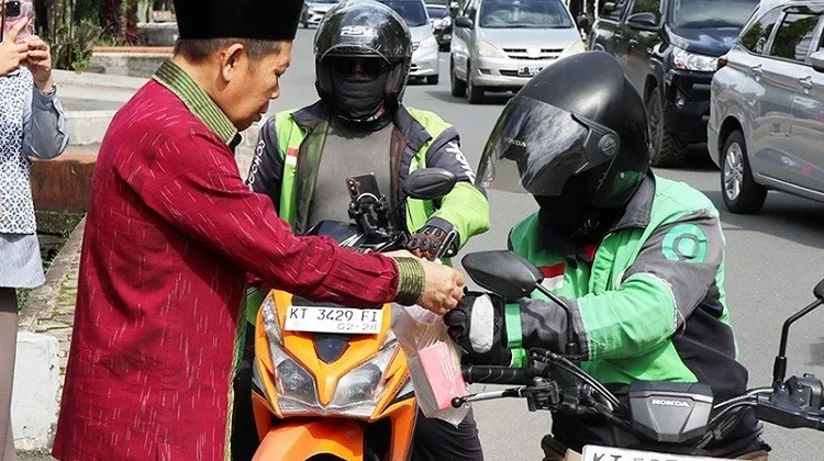 Kanwil Kemenag Kaltim Bagikan 207 Takjil