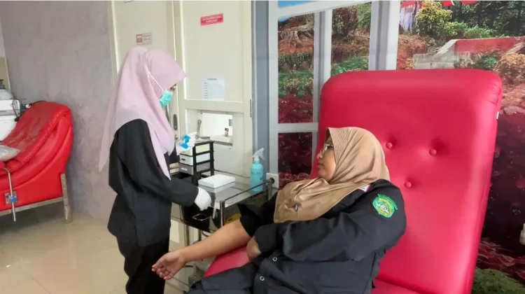 PMI Kukar Gelar Bagi Sembako untuk Pendonor, Stok Darah Ramadan Dipastikan Aman