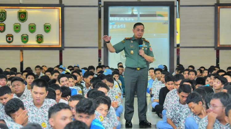Pangdam VI/Mulawarman Kobarkan Semangat Juang Ribuan Siswa Balikpapan