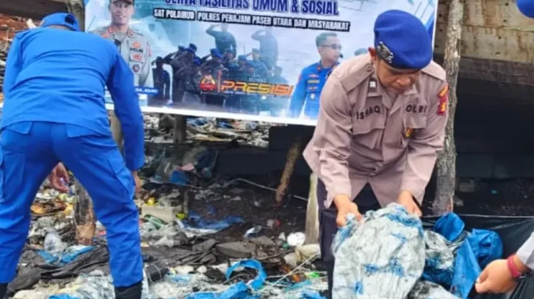 Polres PPU Bersih Pantai Kayu Api Libatkan Warga