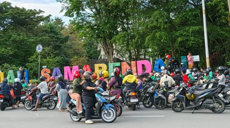 Aksi Sosial Berbagi Takjil Warnai Ramadan di Samarinda