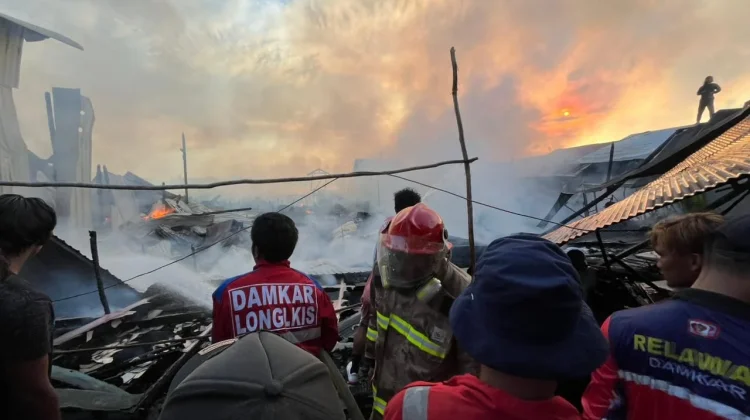 Diduga akibat Petasan, Menghanguskan Puluhan Rumah di Muara Adang