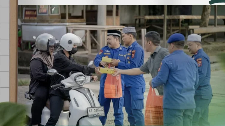 Polres Berau Bagikan Takjil Ramadan