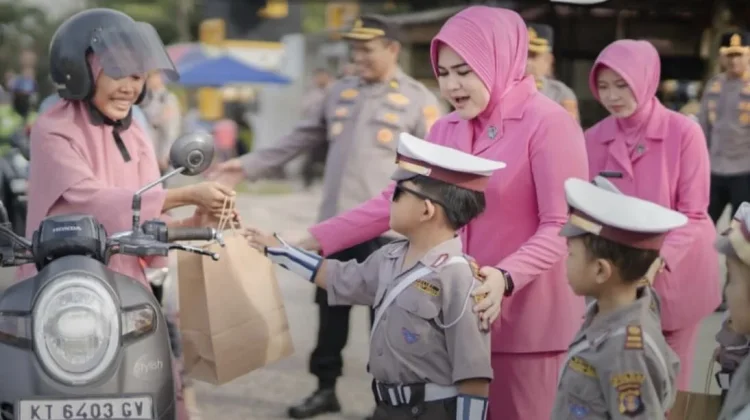 Polres Berau Berbagi Takjil Ramadan