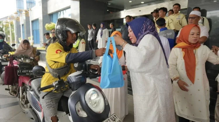 Perangkat Daerah Kaltim Berbagi Takjil