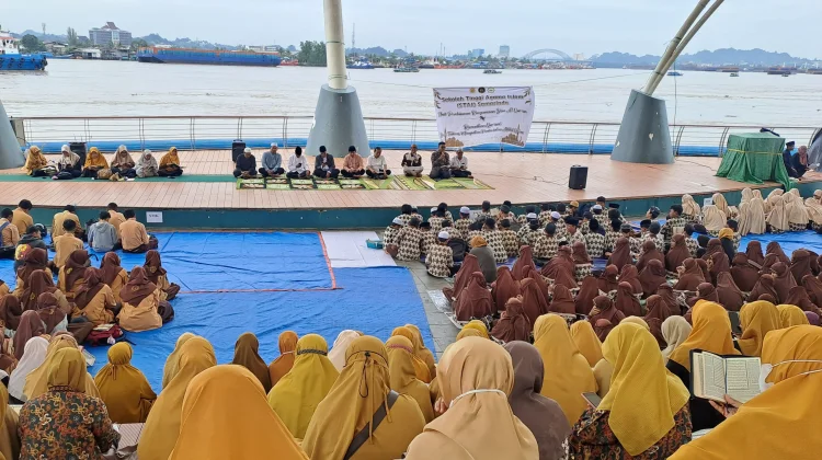 Momen Ramadan, Ratusan Umat Islam Ngaji Bersama di Teras Samarinda