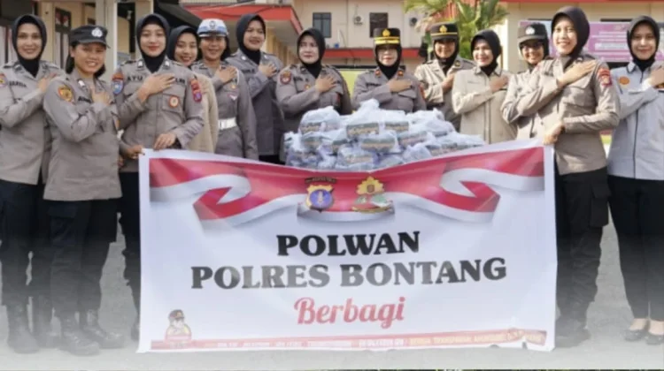 Polwan Bontang Berbagi Takjil Ramadan