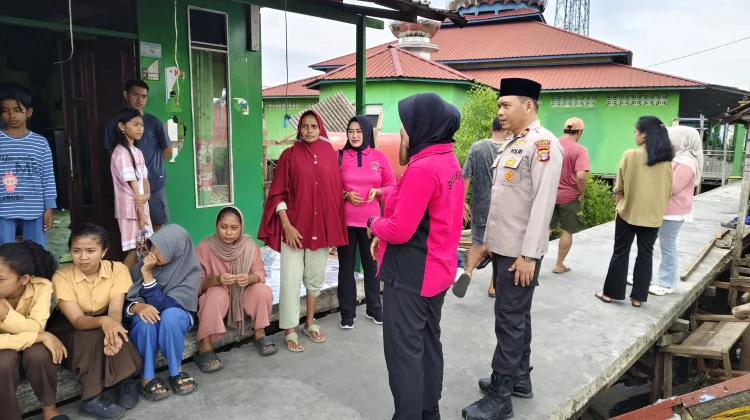 Peduli Muara Adang, Polsek Long Ikis Bantu Korban Terdampak Kebakaran