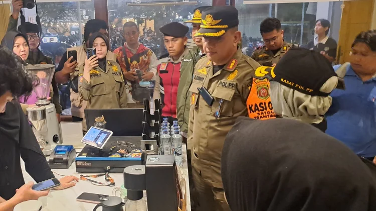 Satpol PP Samarinda Tindak Kafe yang Melanggar Jam Operasional Ramadan