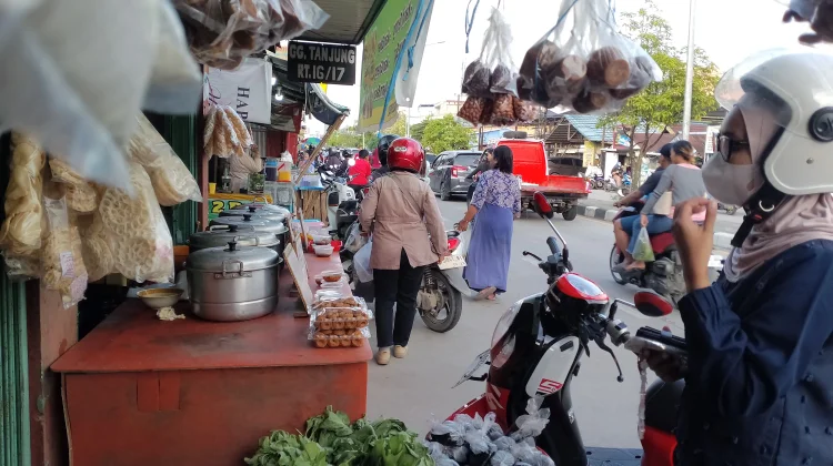 Pembeli Jajanan Kue di Pasar Keledang Mengalami Penurunan